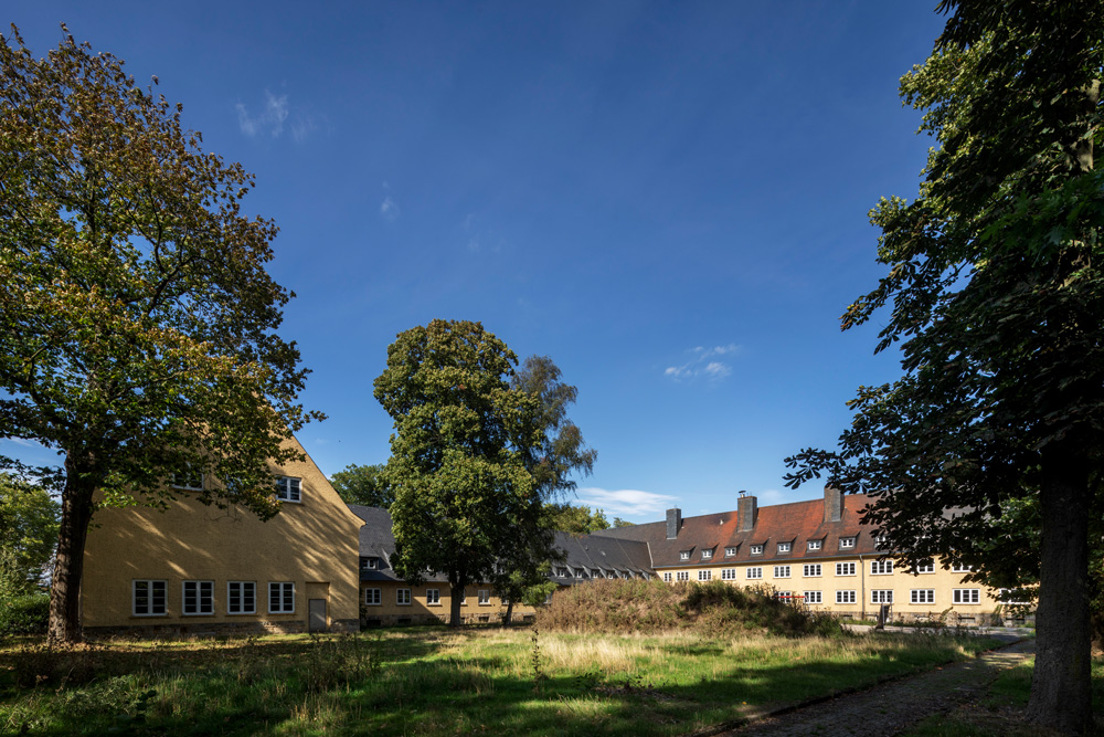 Ein Gebäude unter blauem Himmel