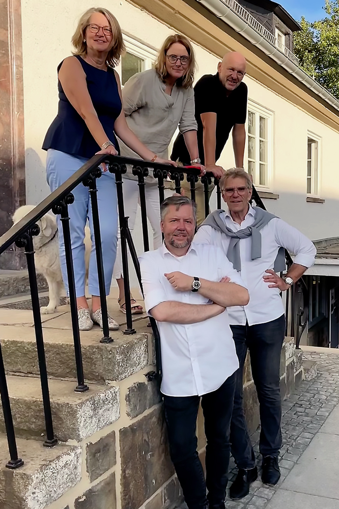 Christa Ransmann, Marie Hilger, Andreas Leifken (v. l. n. r. oben), Hendrik Lohaus und Jörg Hilger (v. l. n. r. unten) mit Bürohund Kaline