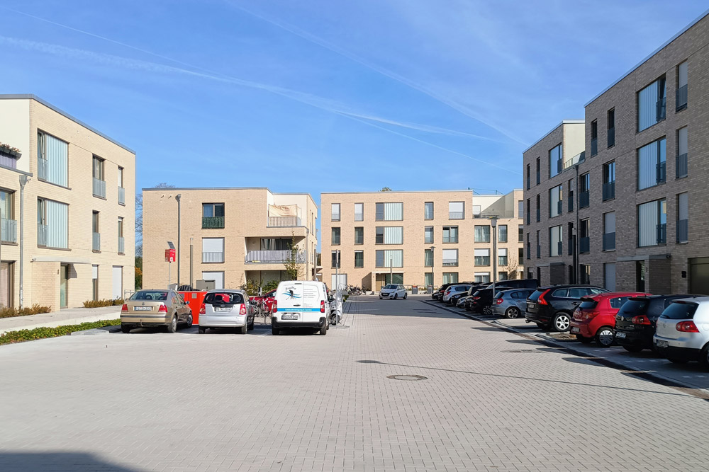 Ein Gebäudekomplex in hellem Klinker