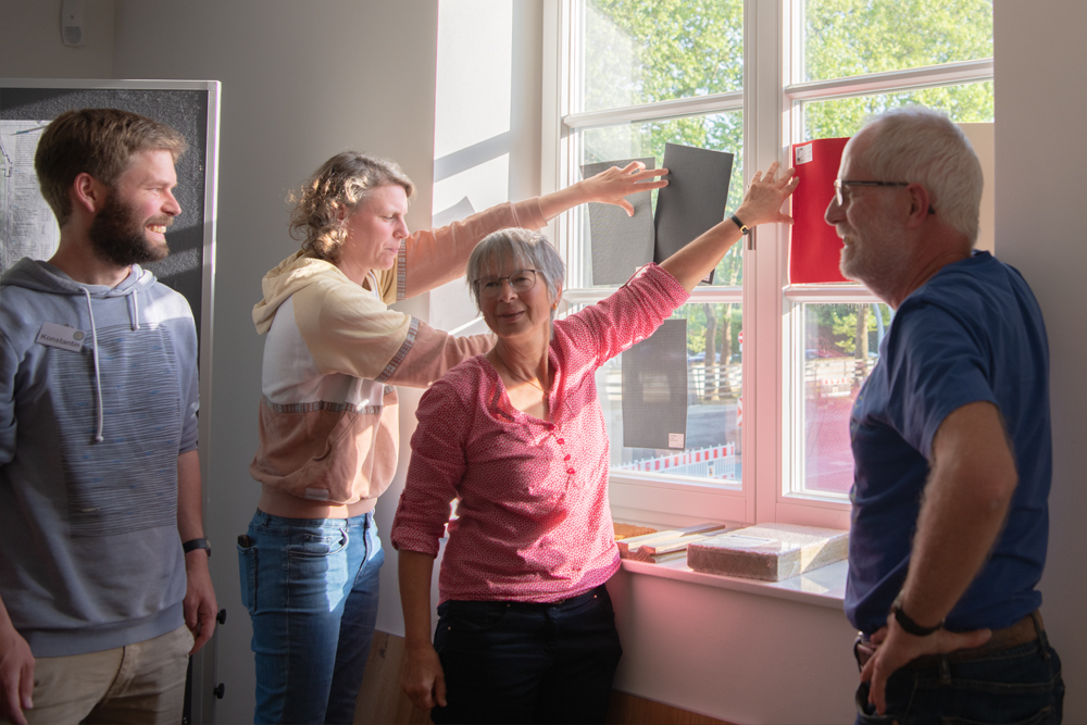 Materialschau am Fenster