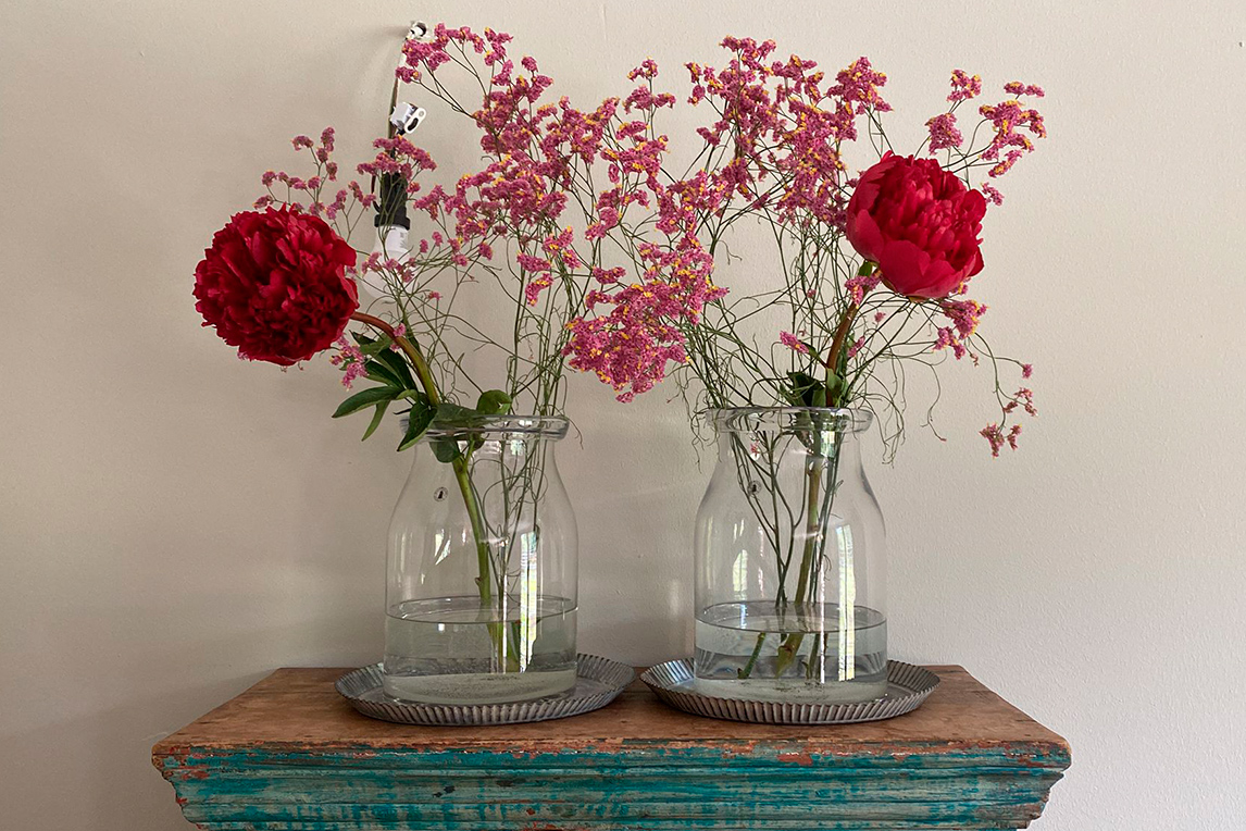 Zwei Vasen mit pinken Blumen
