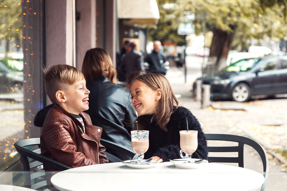 Kinder im Café