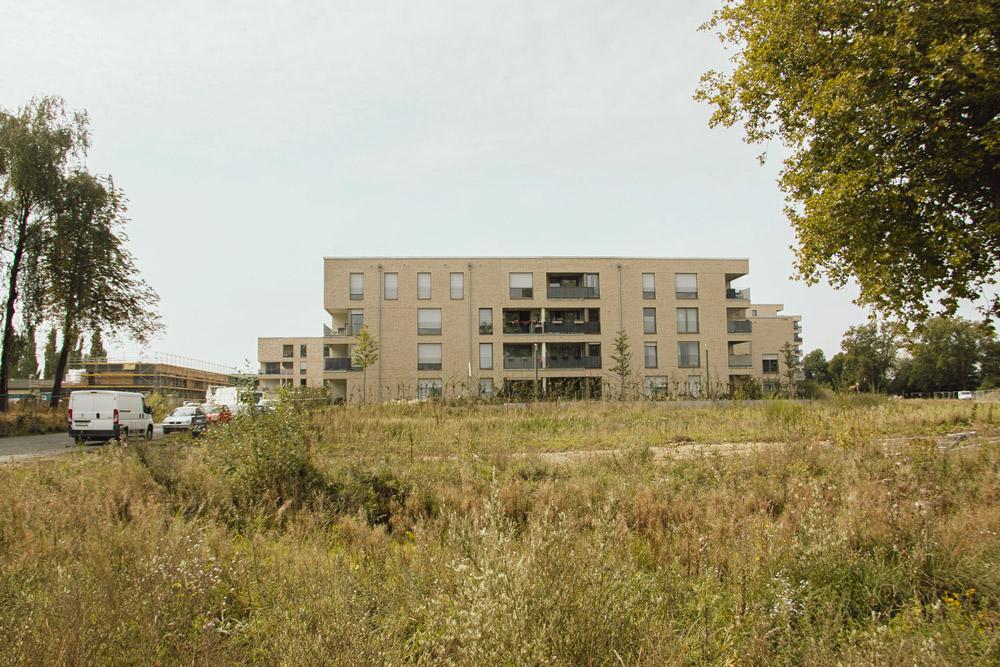 Ein Gebäudekomplex in hellem Klinker
