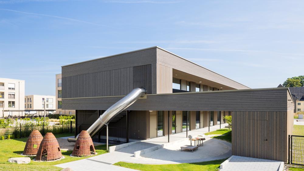 Gebäude mit Spielgeräten