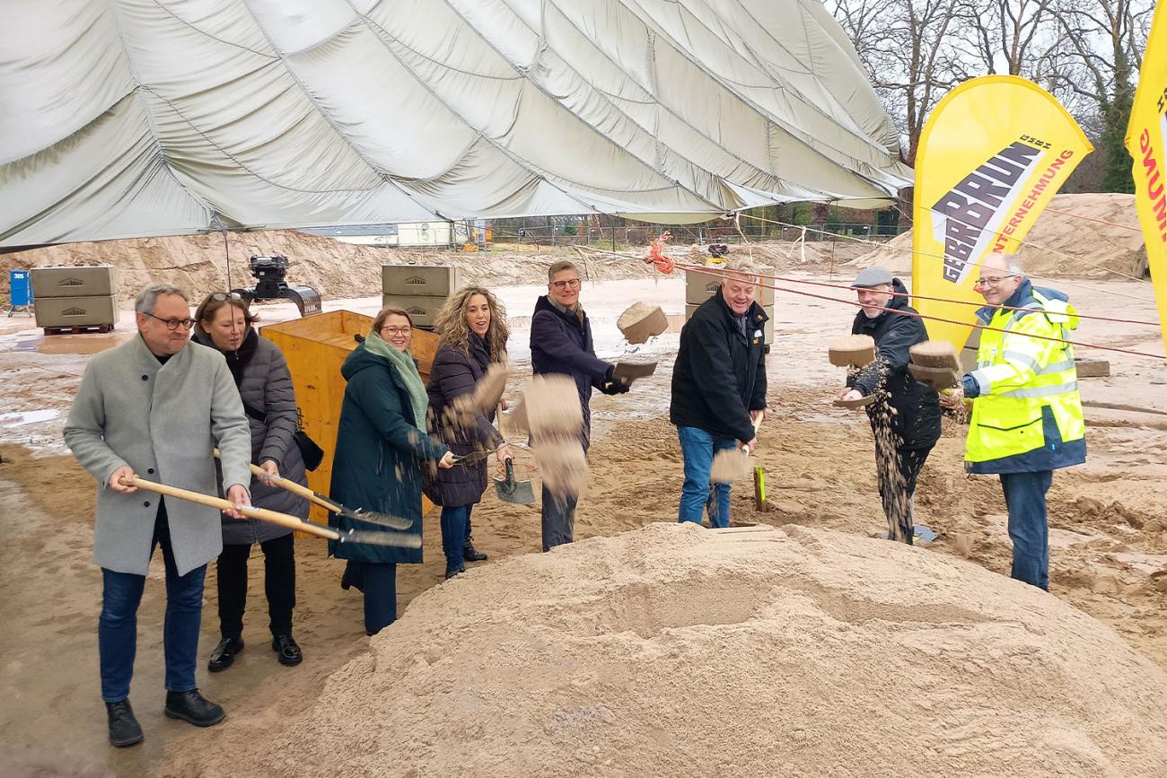 Persongruppe beim ersten Spatenstich
