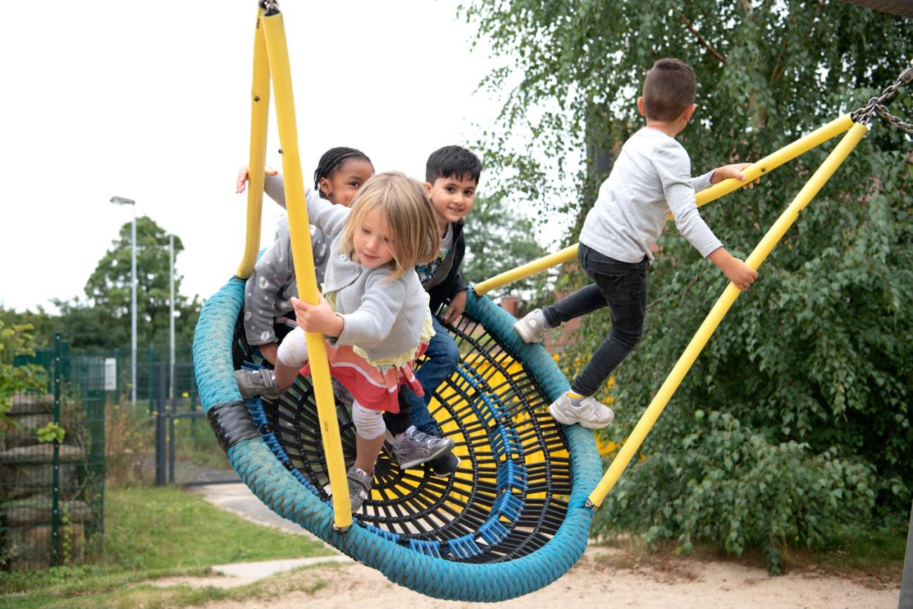 Kinder auf einer Schaukel