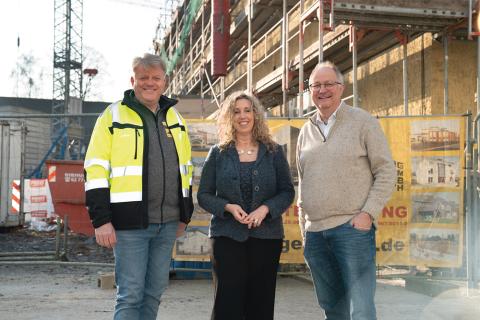 Drei Investoren vor Baustelle