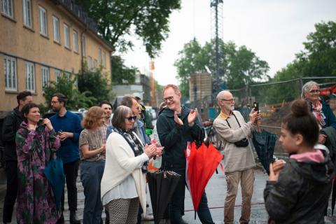 Eine Gruppe von Menschen, die klatschen